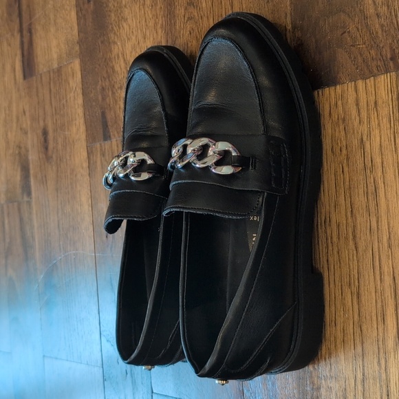 Women's Anne Klein black loafers with silver chain accent size 9M - Picture 3 of 5